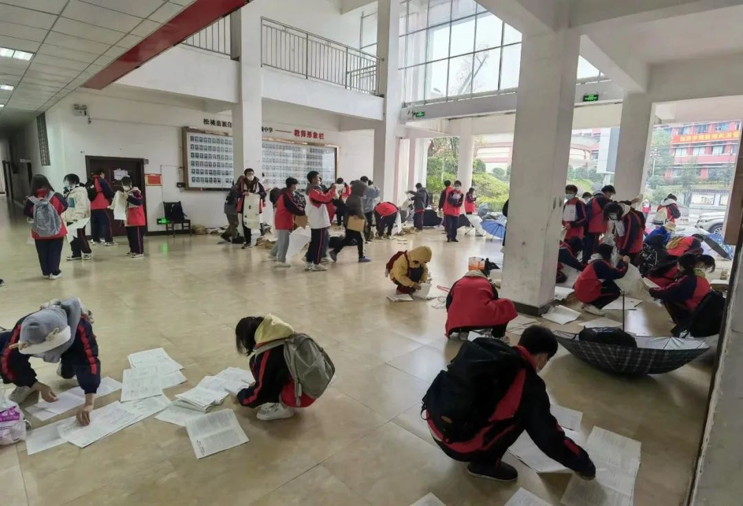 松桃第三高级中学为居家学生派送复习资料