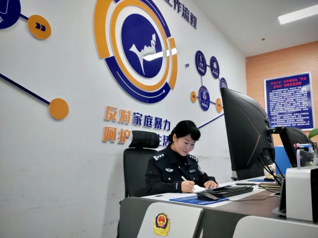 多次组织民辅警深入学校小区开展维护妇女儿童权益的普法宣传活动,将