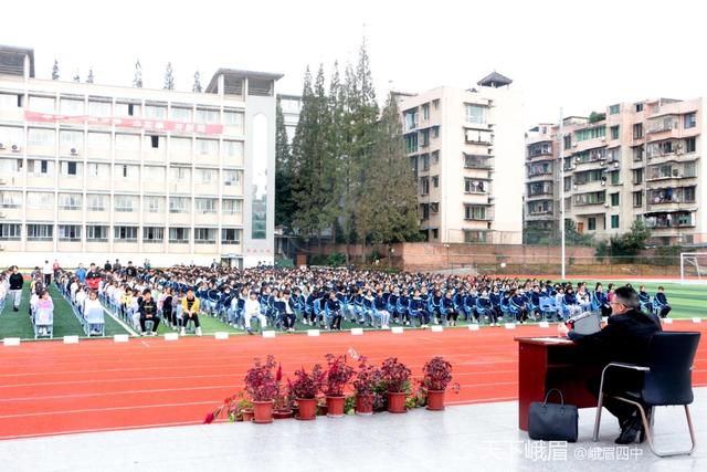 峨眉四中开展创文法制宣传教育活动