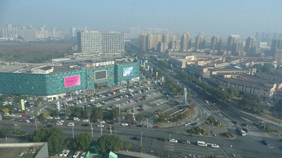 壹点探针|羽绒服为啥贵?探访平湖:批发500的商场卖2700