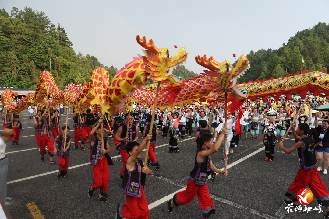 "感恩这十年 奋进新航程"花垣苗族赶秋节盛大开幕