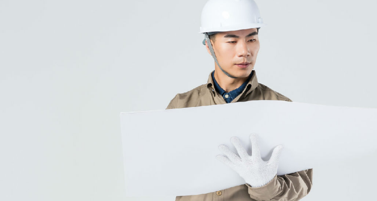 白头盔在工地干什么的