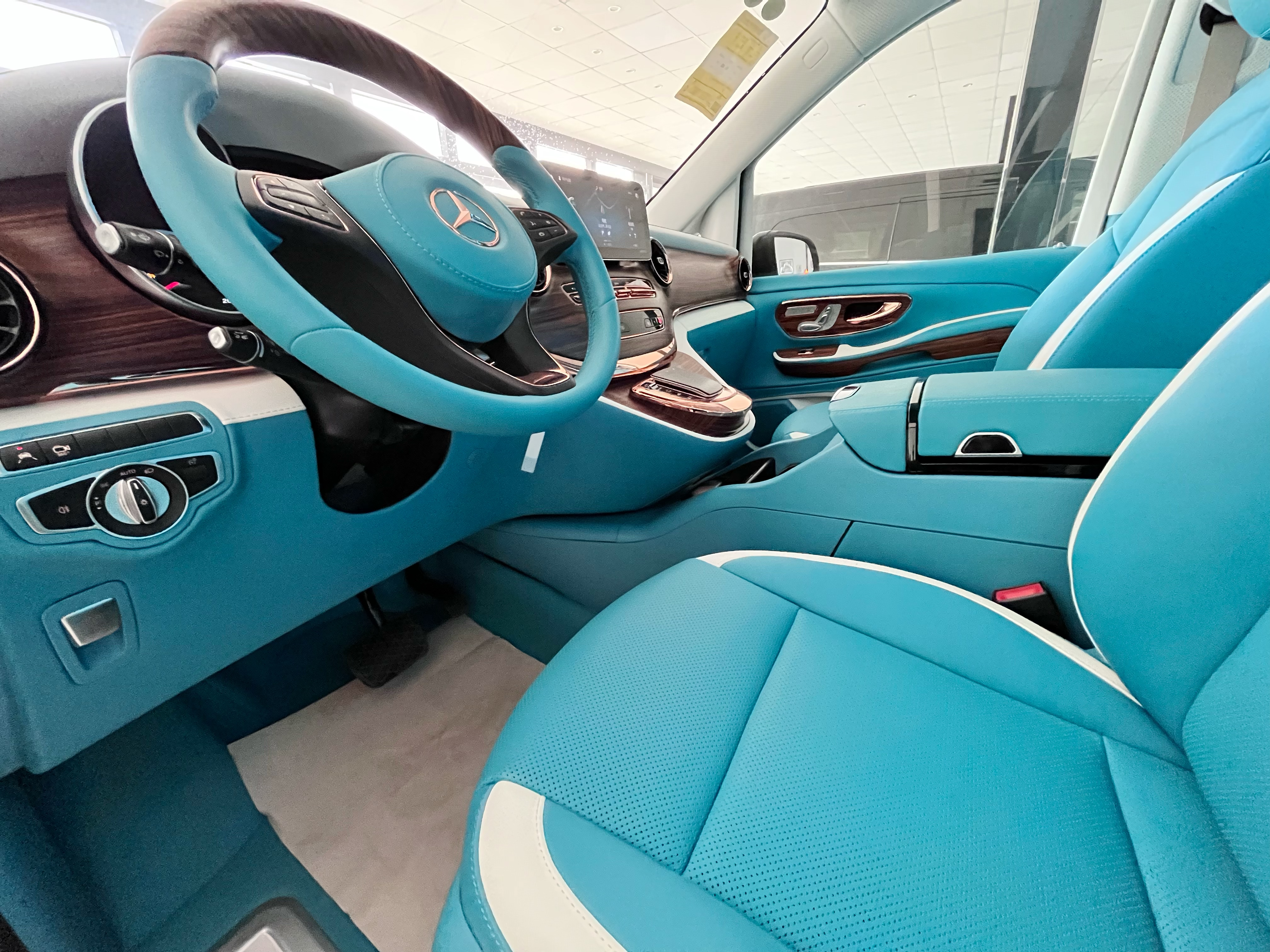 游离在蓝色与绿色之间,幸福且璀璨,蒂芙尼蓝车内配色,喜欢吗?