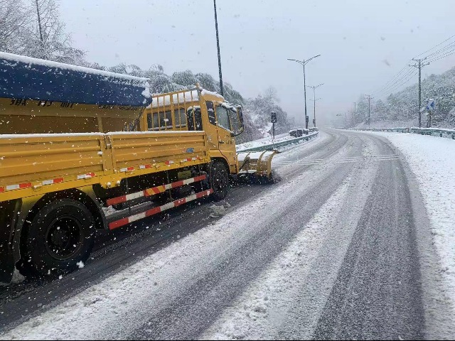 大雪又至余杭交通部门出动200名应急人员保障道路运行