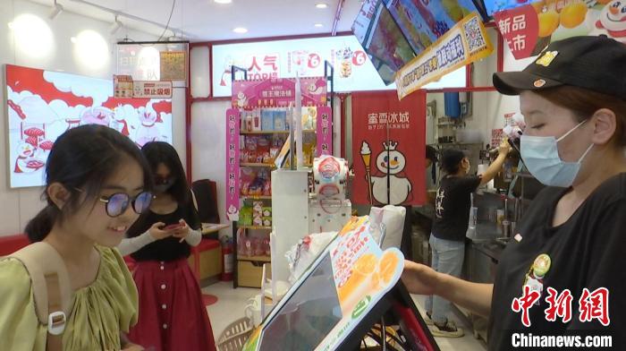 新疆鄯善县出现持续高温天气 局地逾50摄氏度