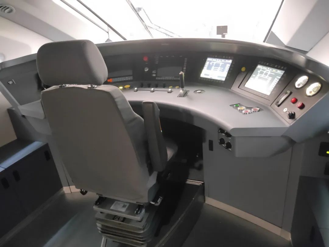 贵阳市域环城快铁动车组"亮相"!长101.4米