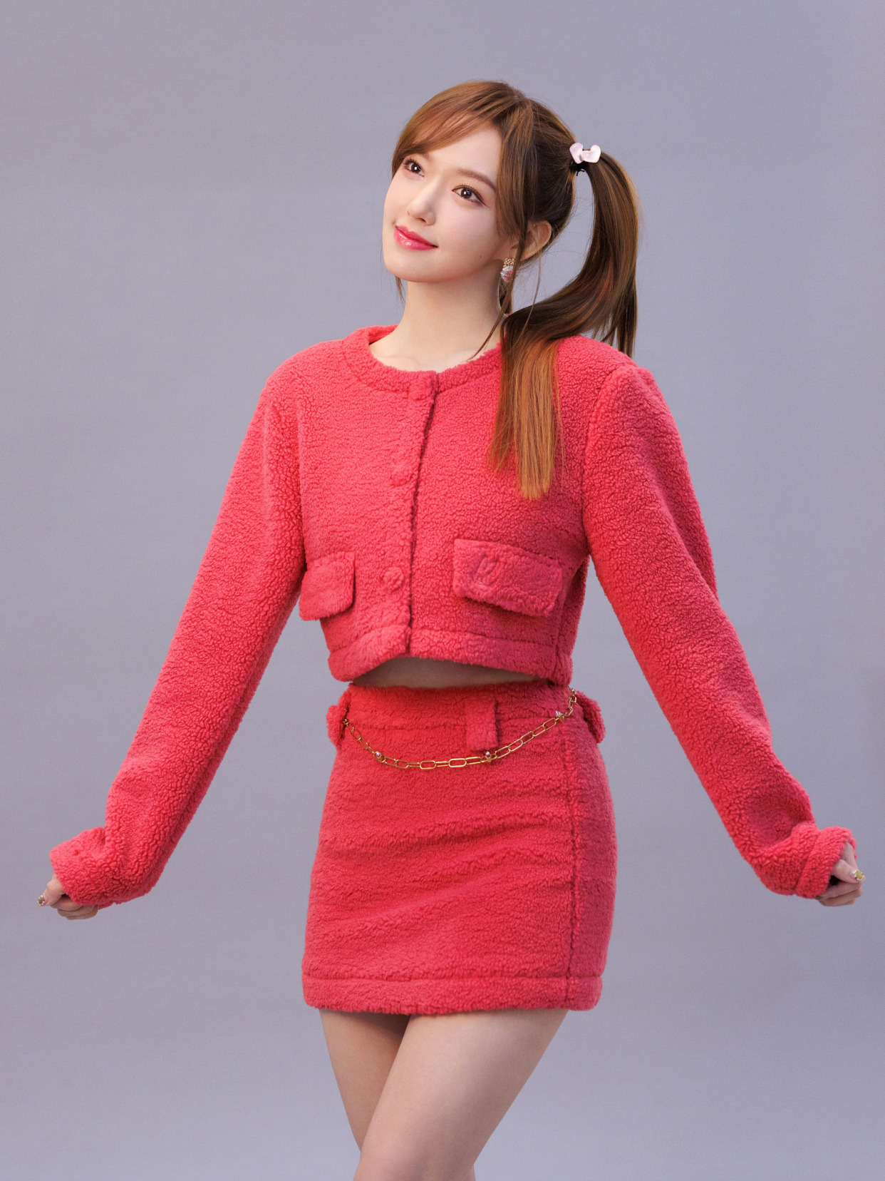 能歌善舞的程潇带来青春美少女系列写真红色套装短裙尽显俏皮可爱