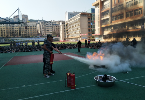 四川巴中巴四中高中新生开展消防演练活动