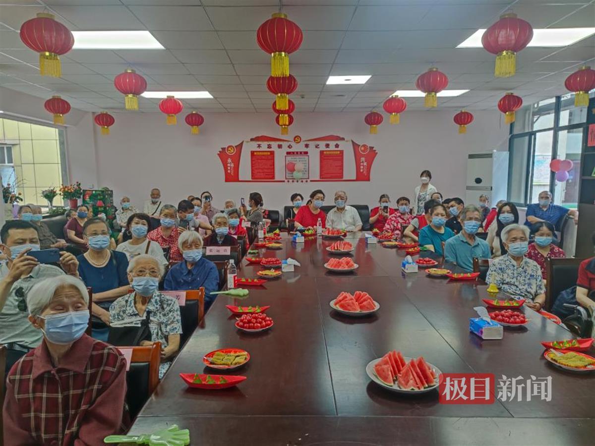 武汉市武昌区社会福利院举办集体生日会