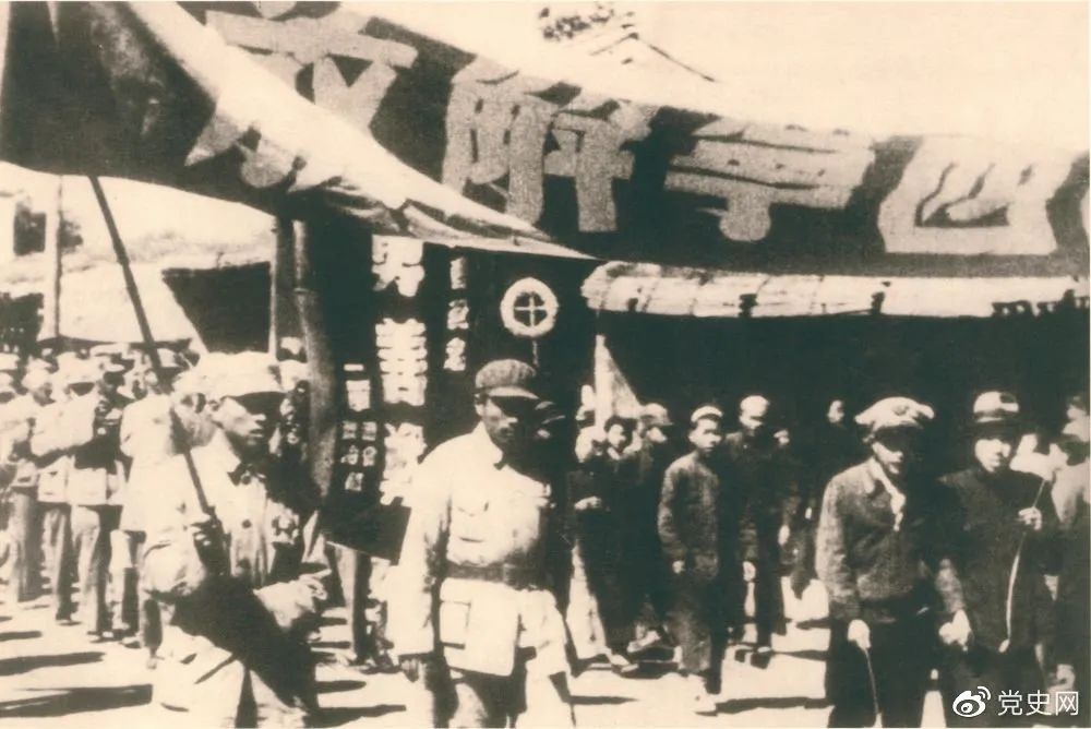 1949年9月,青海西宁解放图为人民解放军列队进入西宁城区