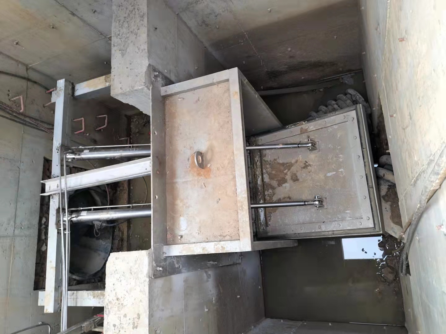 浩润液动旋转堰门全自动控制无人值守