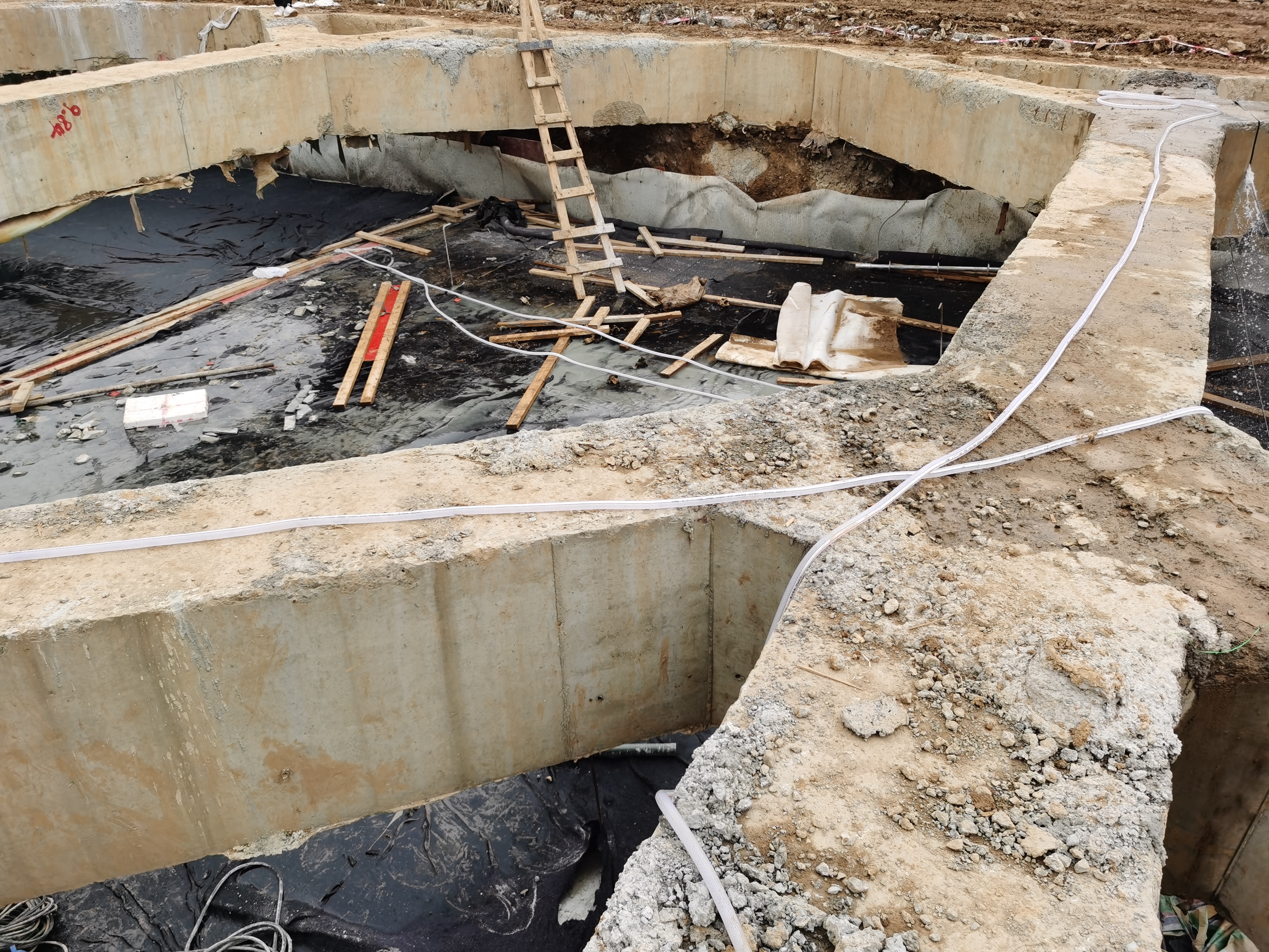 绳锯切割钢筋混凝土时安全大于一切