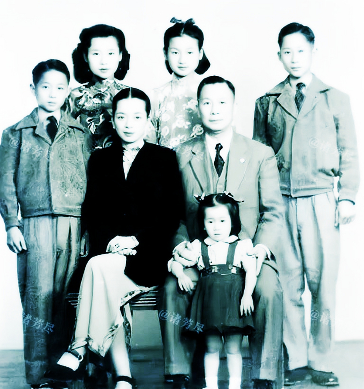 1948年,南京市原市长刘纪文和夫人许淑珍,以及他们的五个孩子留下了这