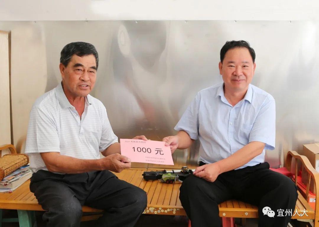 吴兴慧开展老年节慰问老干部活动