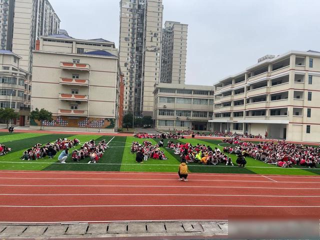 增強防災減災知識岳陽東城小學開展疏散演練活動