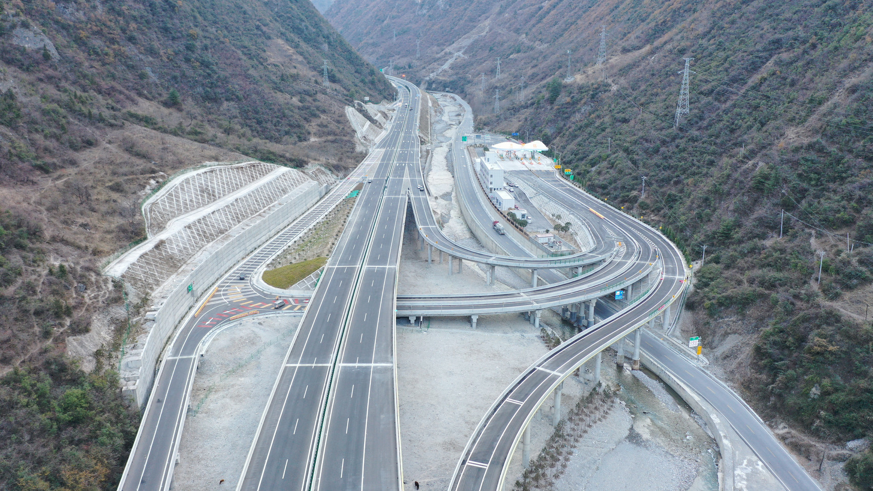 九绵高速柴门关至甲勿海段建成试通车