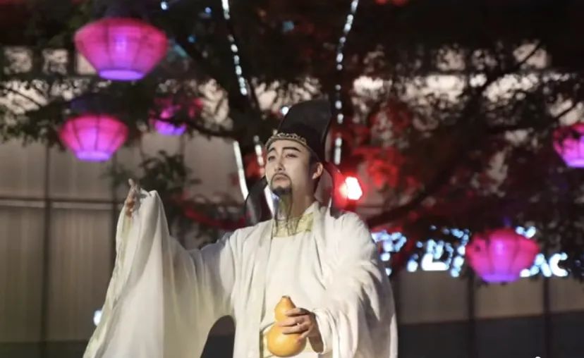 近日 西安大唐不夜城推出 新的互动方式 游客同"李白"对唐诗 就送肉夹