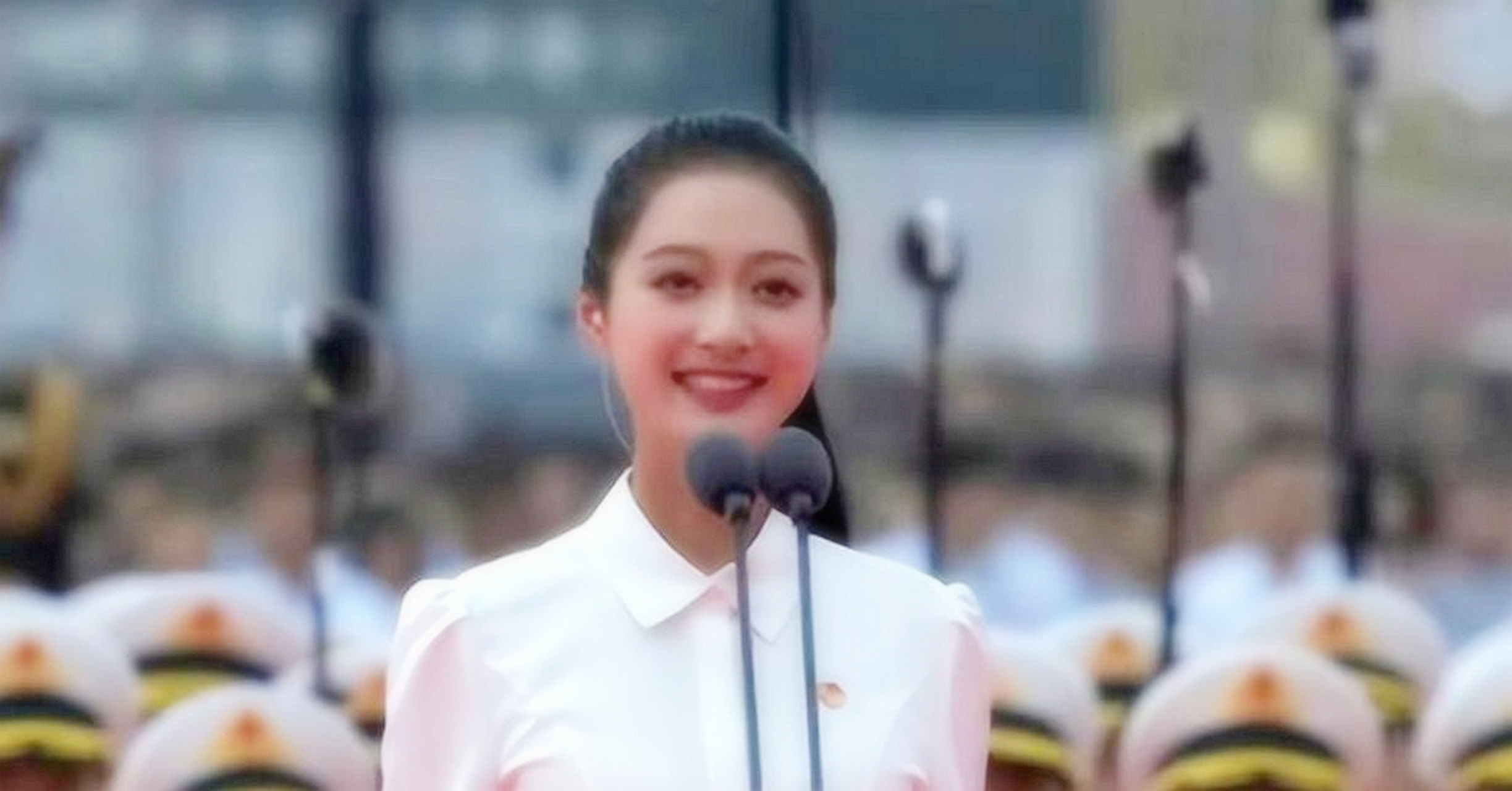 中传校花冯琳,曾担任百年大会领诵员,现已获得保送复旦大学,她的气质