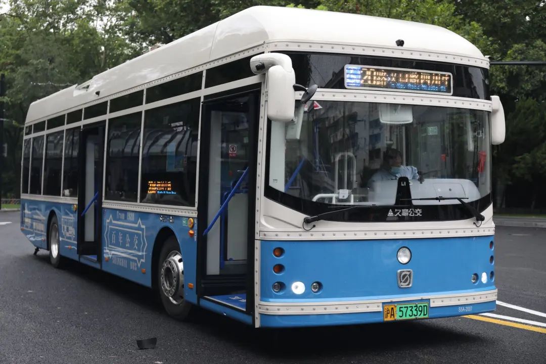 114岁的20路公交线整装焕新再出发铛铛声里镌刻百年上海记忆