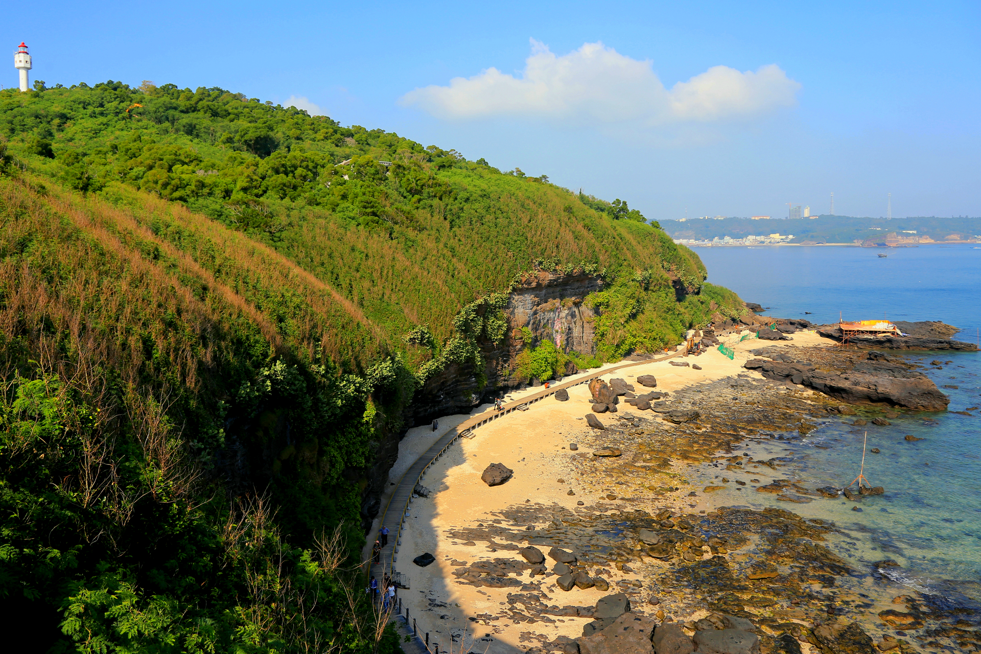 涠洲岛里是我国十大最美海岛之一,其位于广西省北海市,是一座以火山