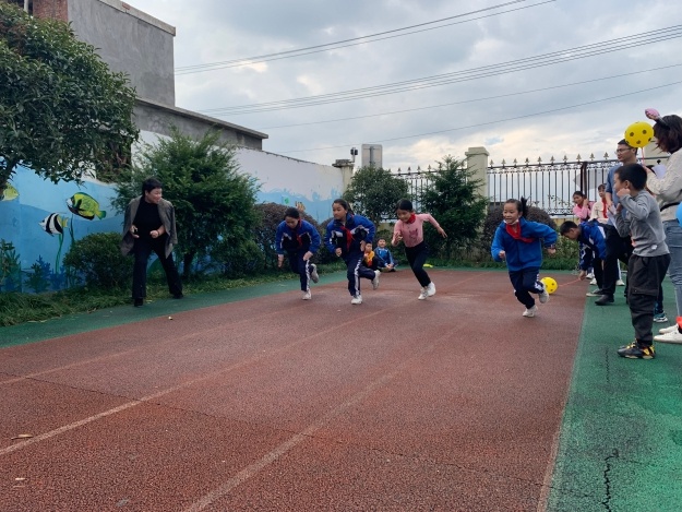 趣味乐无边——西湾小学举行第七届校秋季趣味运动会