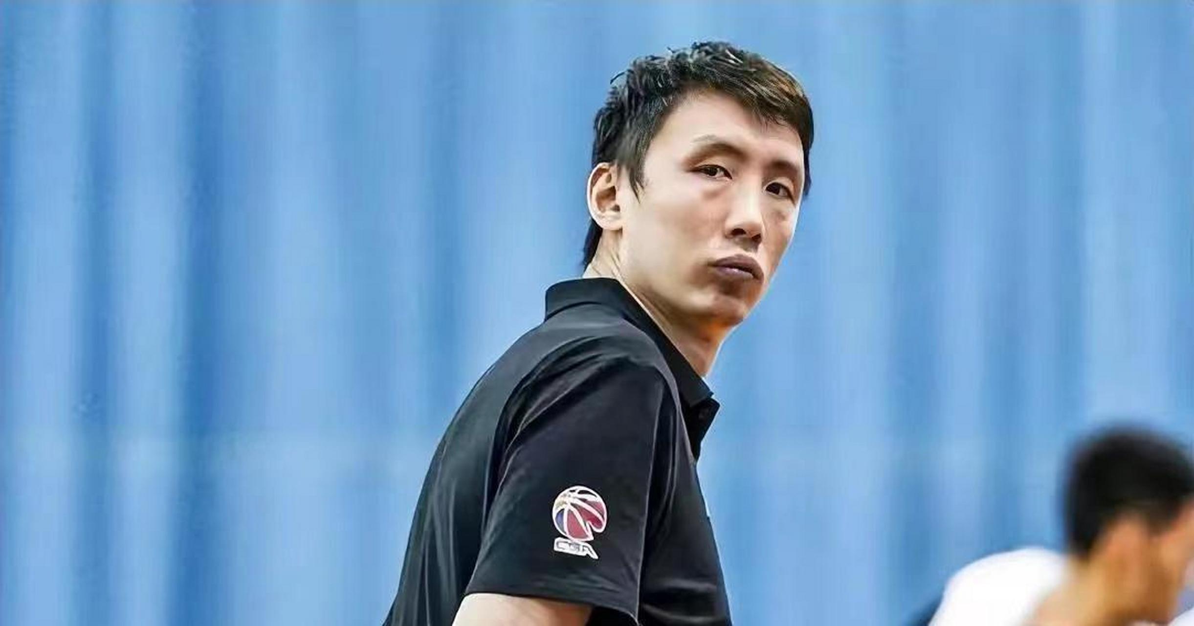 江苏篮球名宿易立接管苏州肯帝亚男篮,已开始带队训练.