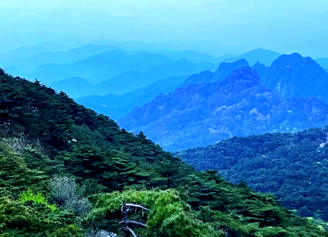 黛青色的山峦,在夕阳的映照下更显巍峨深邃,给人一种别样的感受