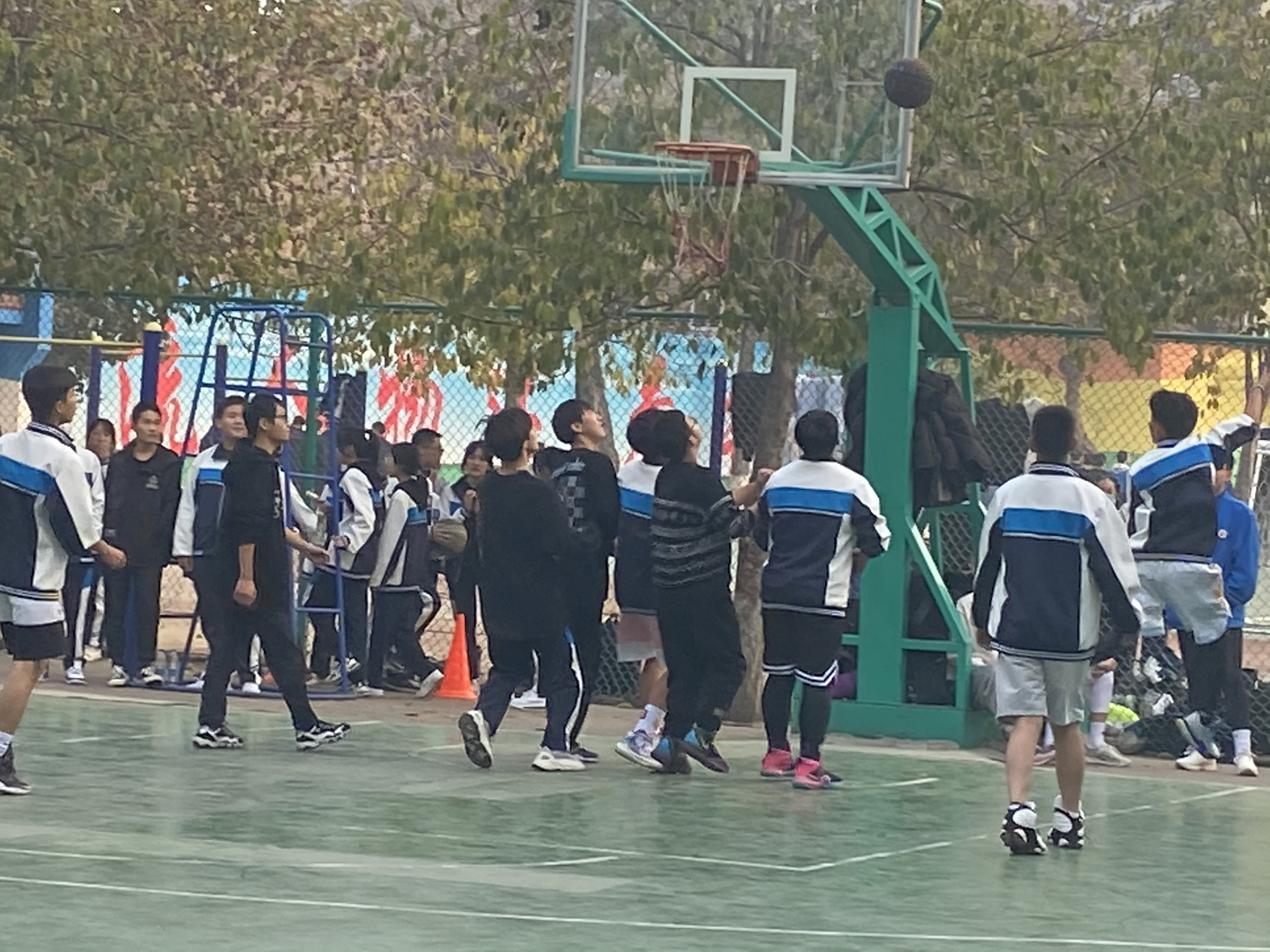 保定七中高一年级热血青春"篮"不住 放飞梦想"球"精彩