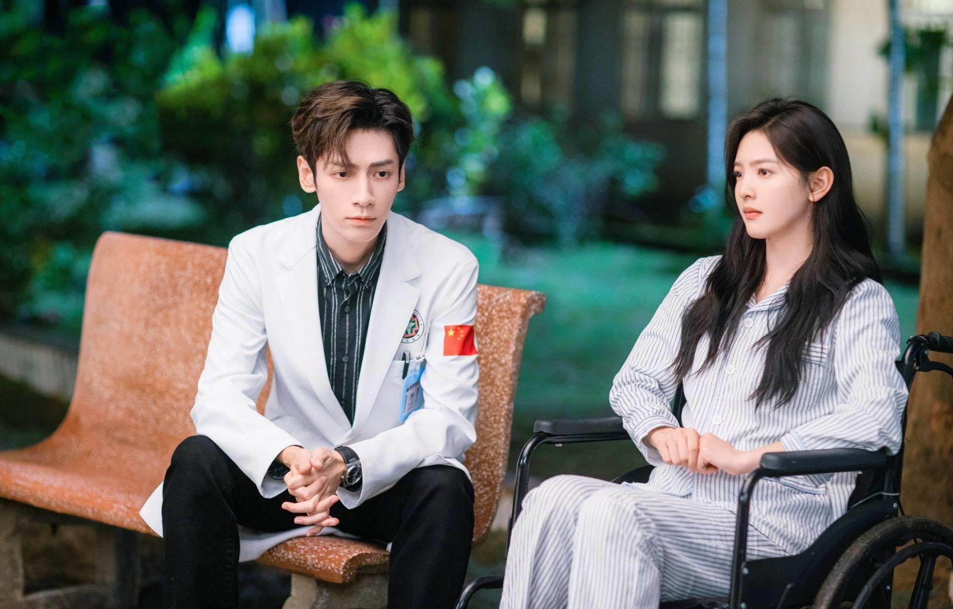 《治愈系恋人》:少女重遇暗恋的男神,绝望中相爱,黑暗中的治愈