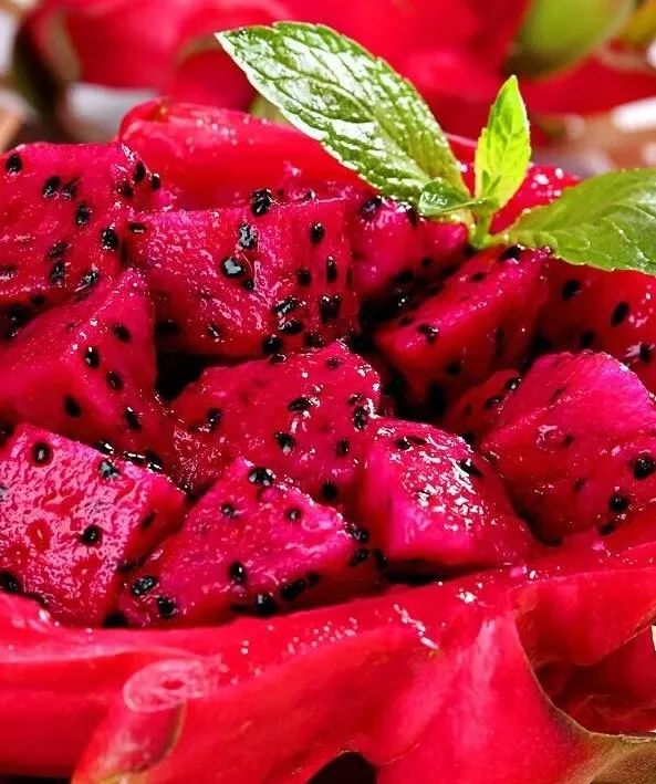 红色使用火 龙果,红石榴 火龙果是一种低能量,高纤维的水果,因此