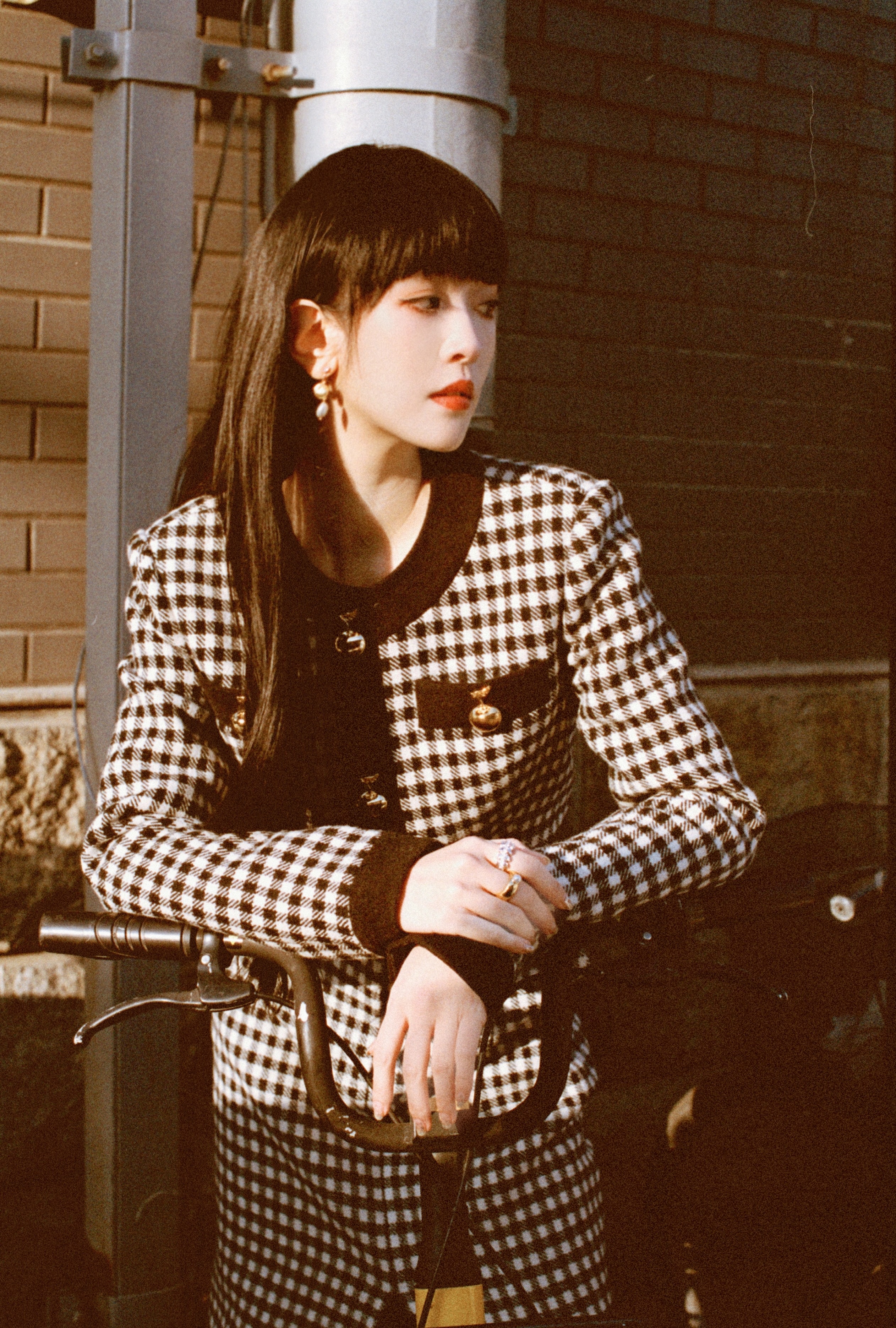 刘泳希冬至写真曝光 完美驾驭齐刘海造型 引领复古潮流