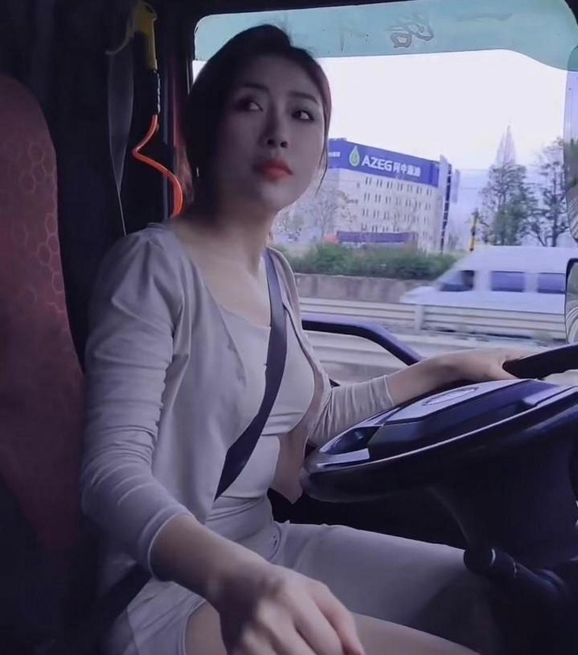 开货车的女司机,技术一流手法娴熟