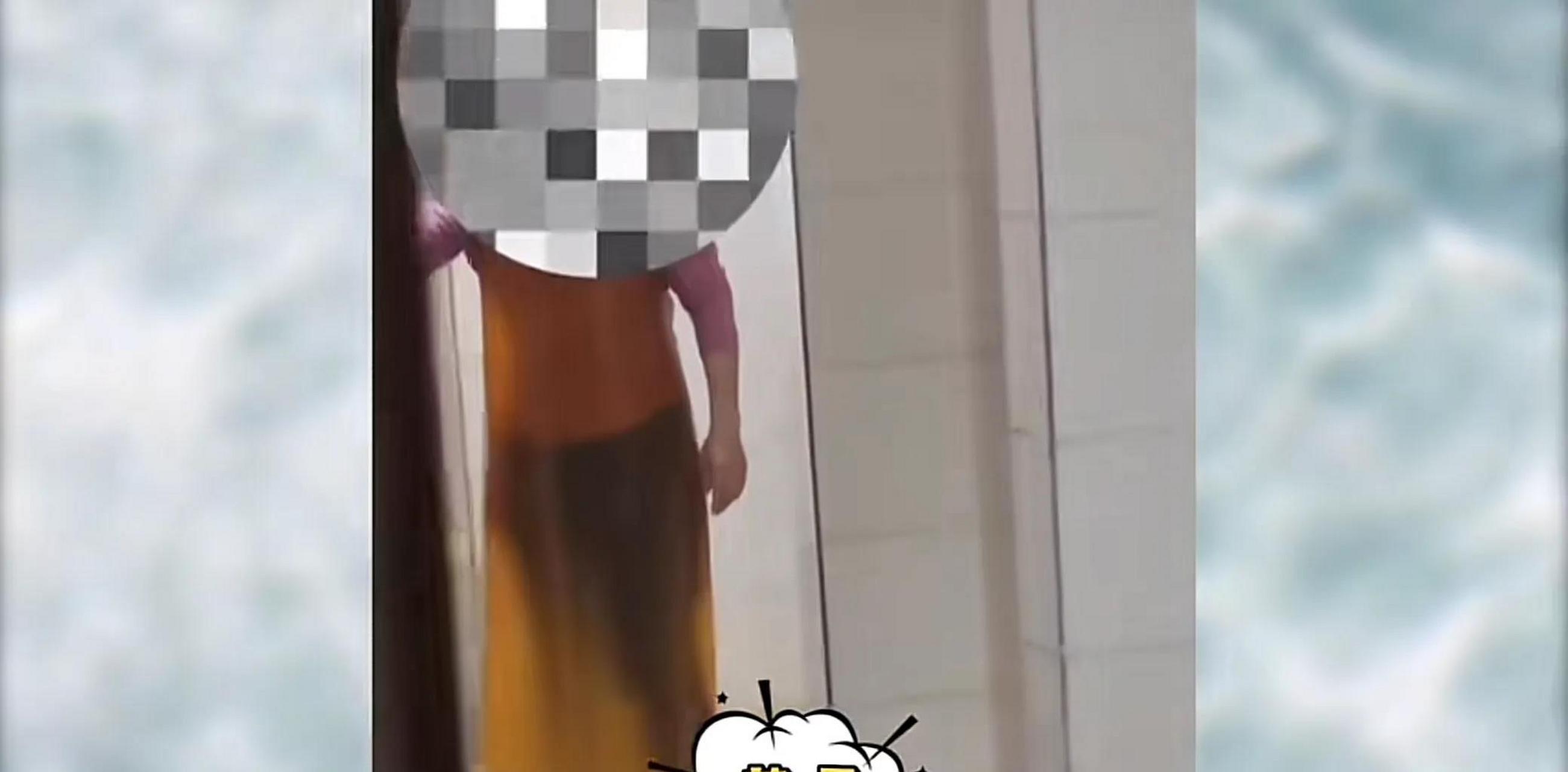 学校一男学生正在澡堂洗澡,是没有门的那种,这时搞卫生的阿姨突然闯入