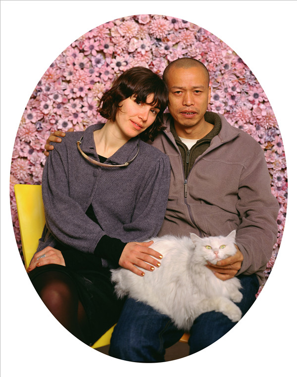 他取出自己一根肋骨做成项链,与身边女人合影,究竟想表达什么?