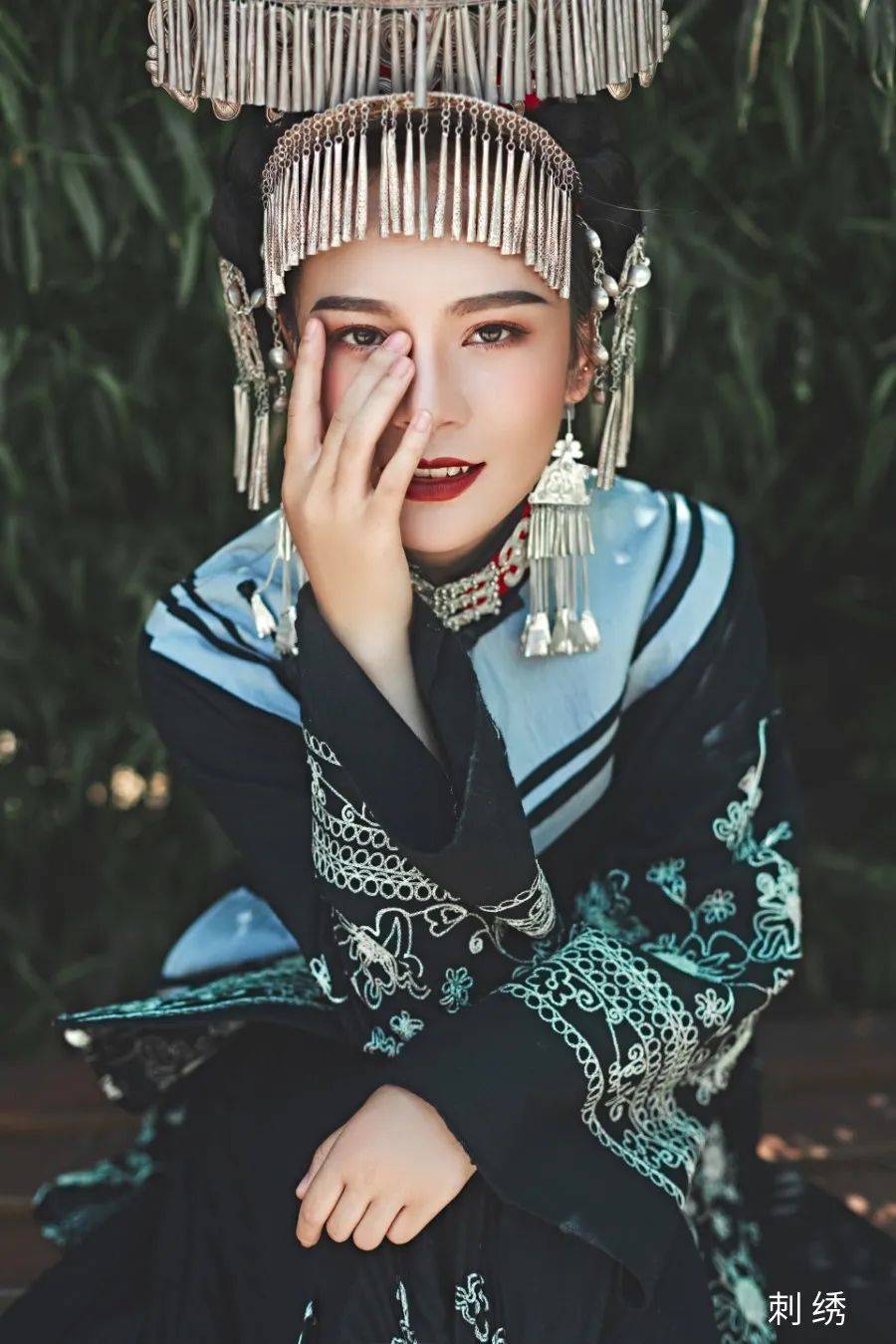 凉山非物质文化遗产的瑰宝 彝族服饰