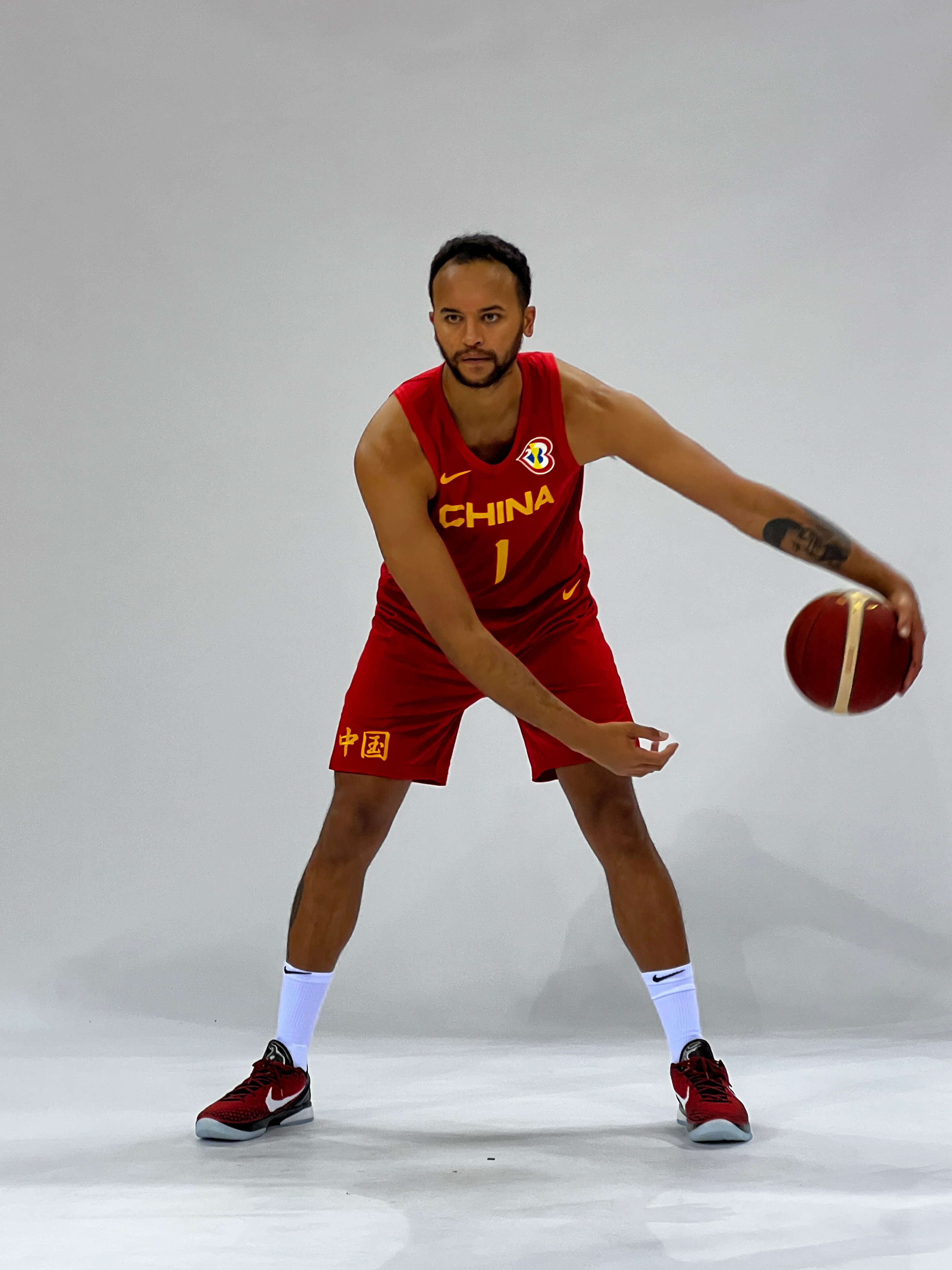 李凯尔晒国家队1号战袍:世界杯前最后一场热身加油