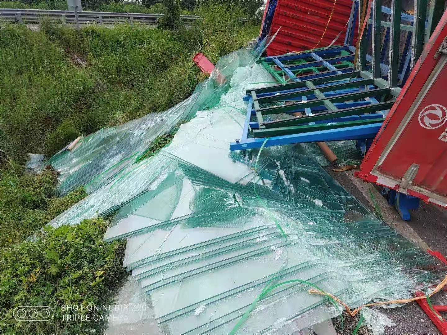 司机疲劳驾驶在大广高速匝道翻车 车载5吨玻璃碎了一地