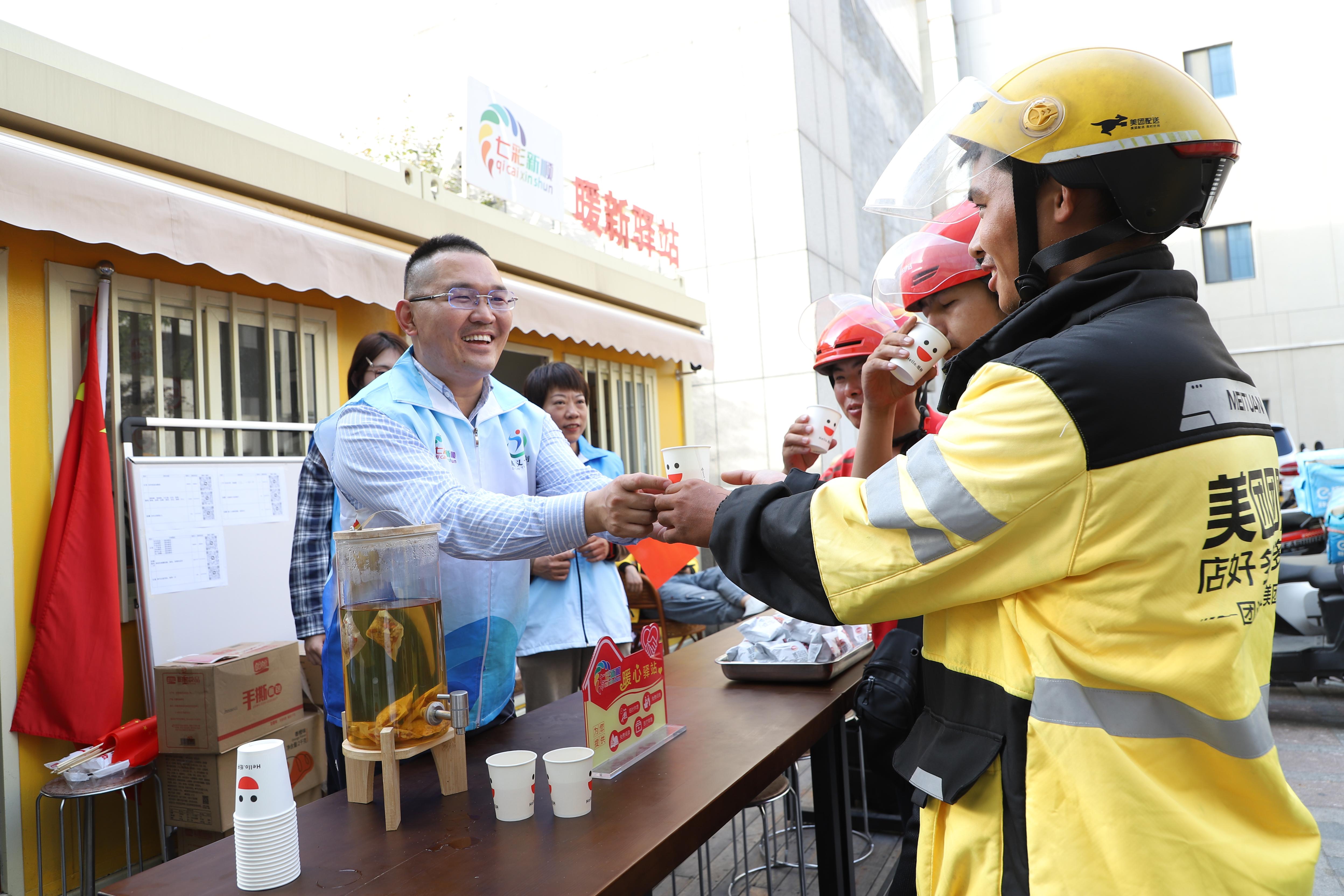 暖新驿站站长假期放弃休息,为外卖小哥筑起温暖港湾