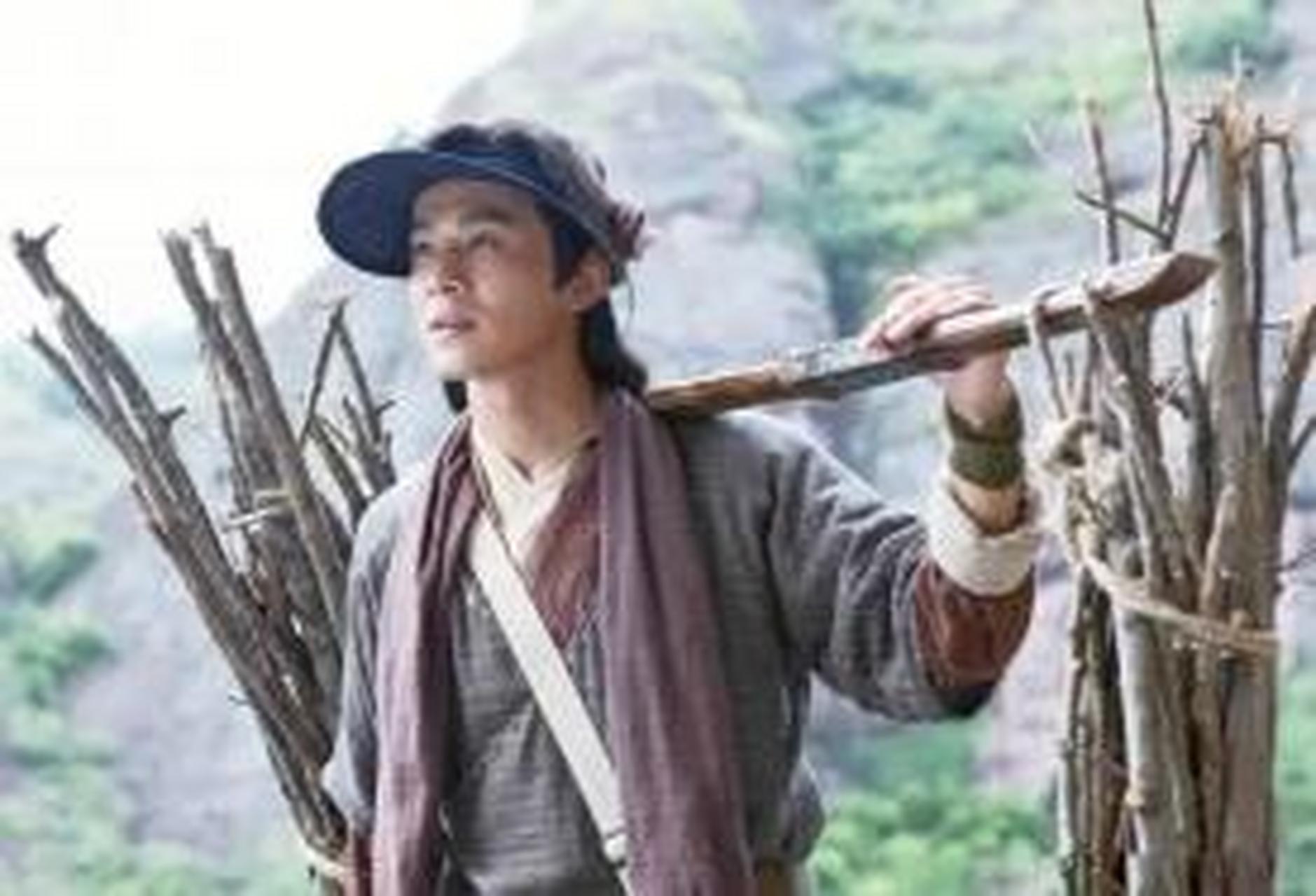 [太阳]古时,一樵夫山里砍柴,遇变天到山洞避雨,洞中发现一条巨蛇.