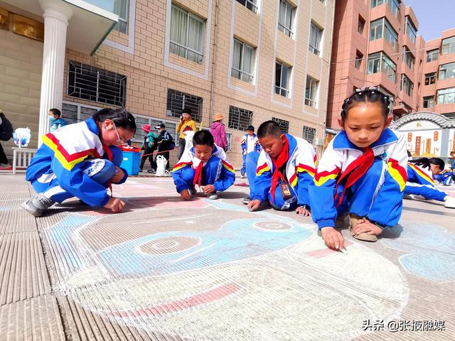 民乐洪水小学粉笔画出正能量