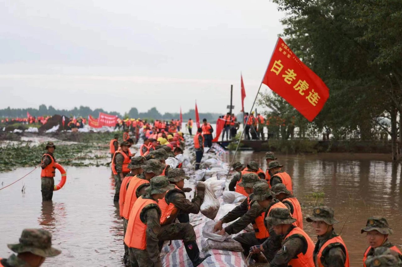 "白老虎连"拉林河畔加固堤坝保安全