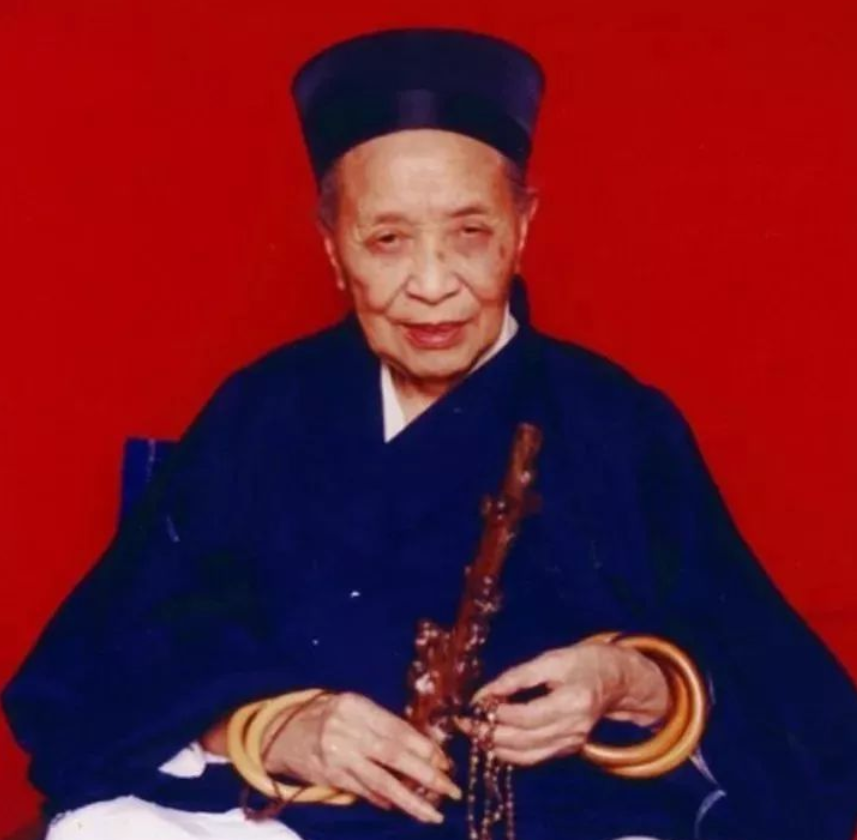 李诚玉的功夫造诣如何?练寿杖15年如一日,一截棍耍得纯熟无比!