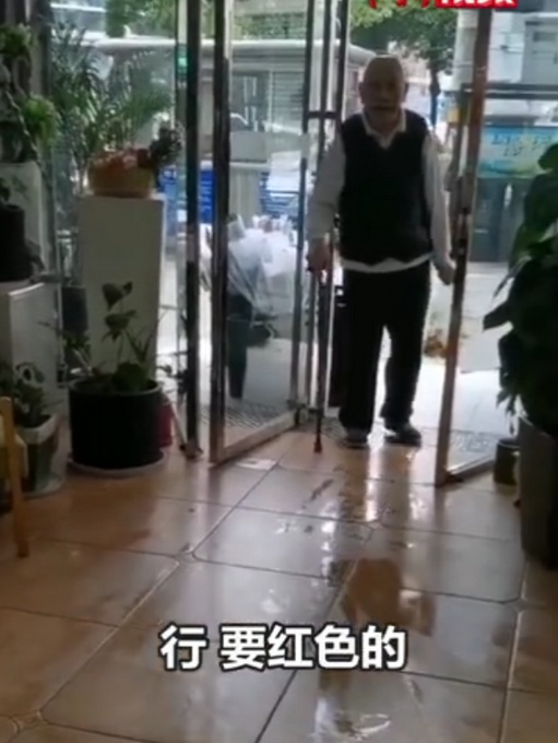 好浪漫!91岁爷爷买玫瑰花给90岁老伴庆生,网友:是爱情的模样