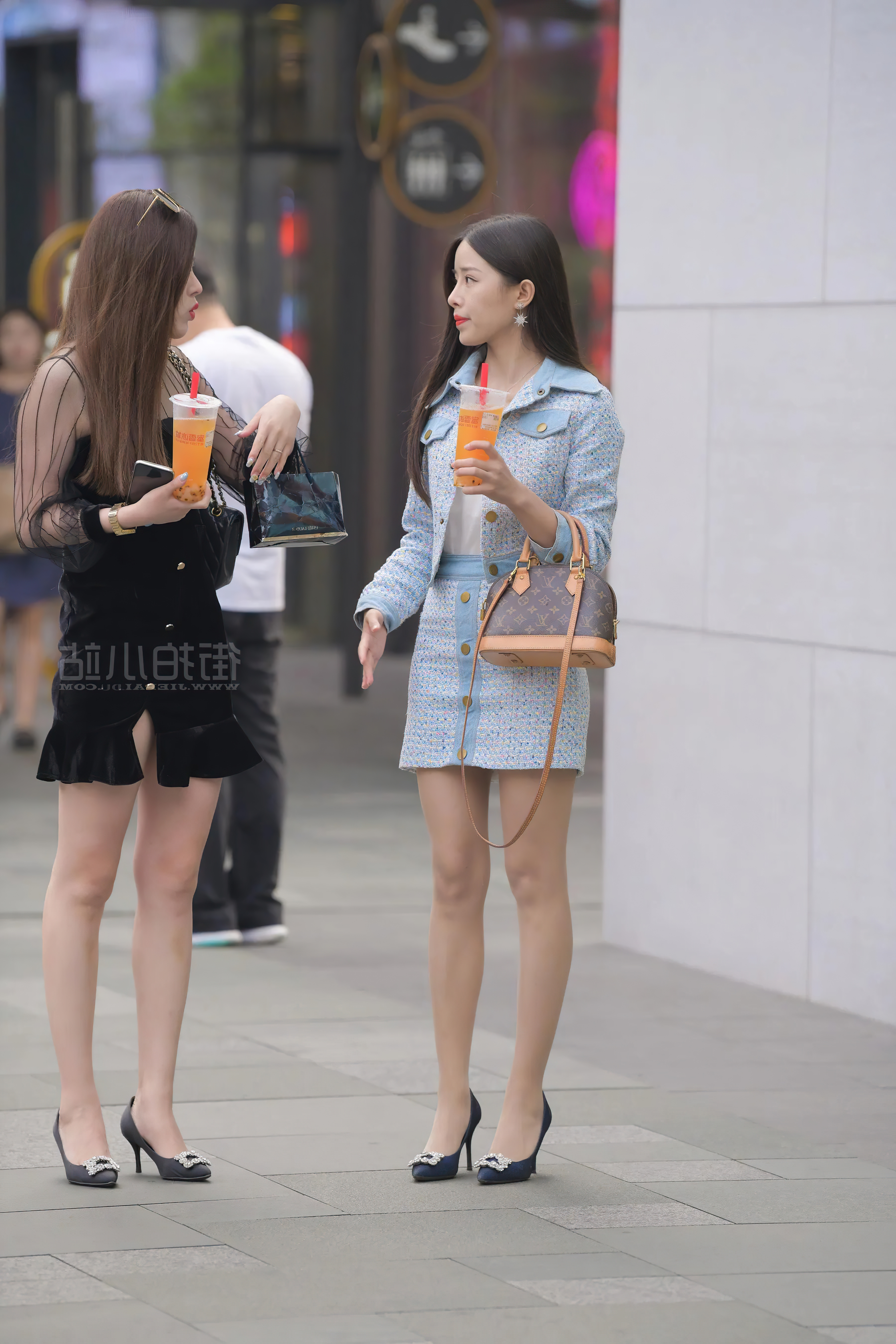街拍|逛街的一对闺蜜,黑色高贵,蓝色秀丽