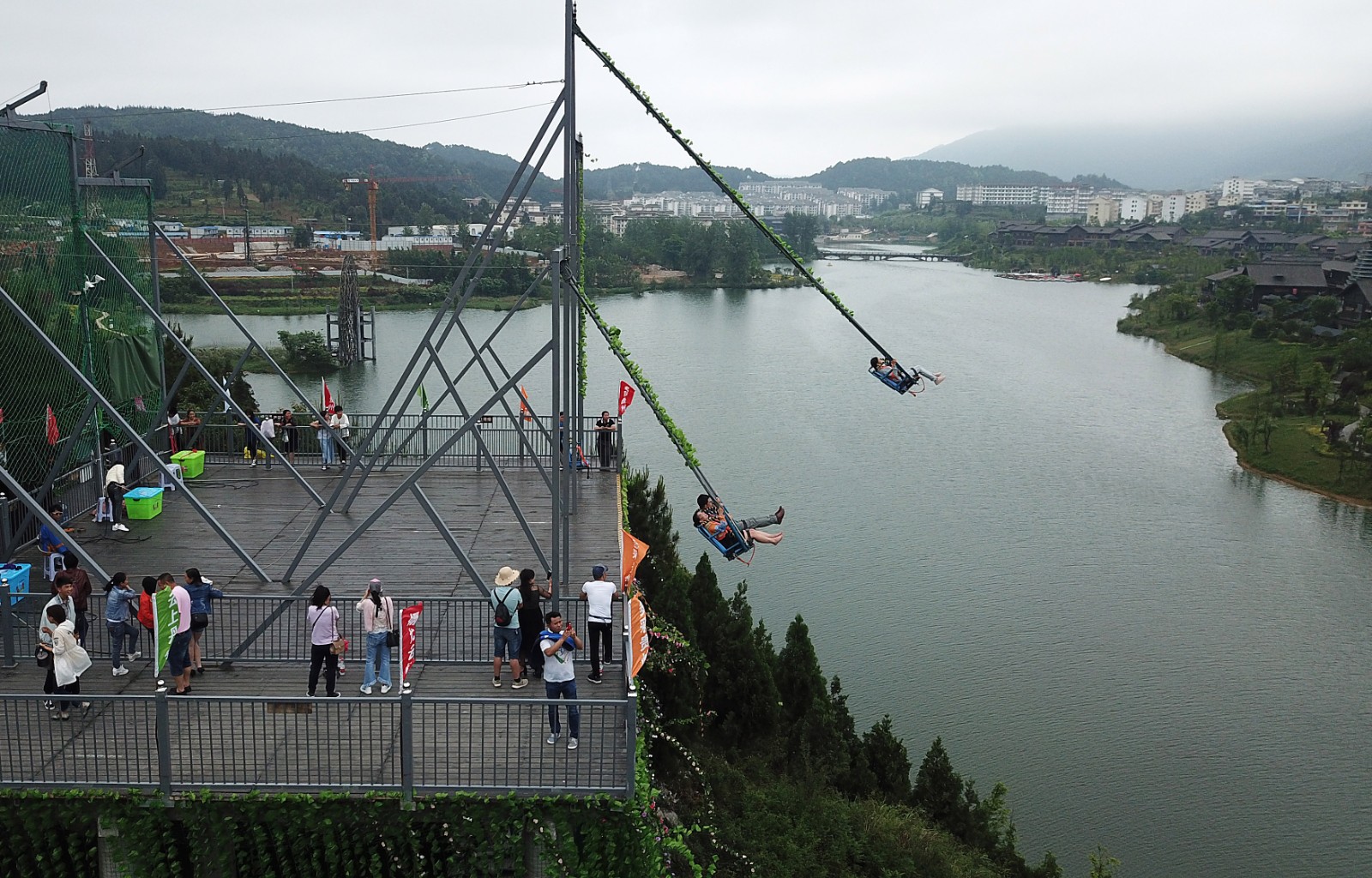 山地旅游大盘点——丹寨万达小镇悬崖秋千