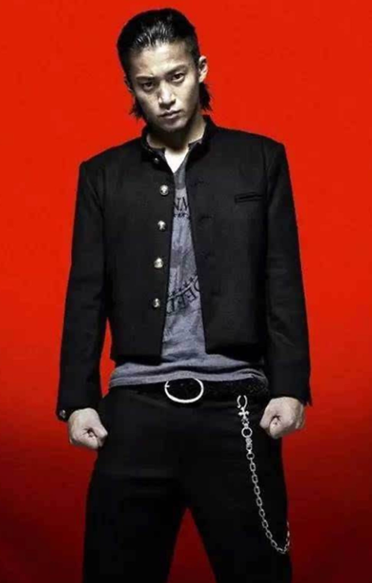 坊屋春道和泷谷源治不在一个时代吗?《热血高校》源治是谁演的?