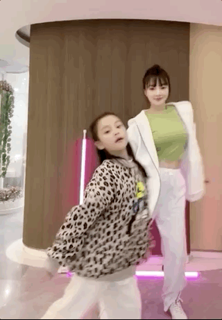 李小璐五一拍视频,公开了甜馨的大名,网友:算得上是好