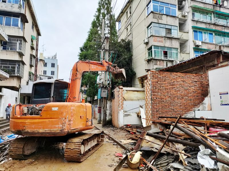 深化城市管理,兰江街道背街小巷拆违瘦身