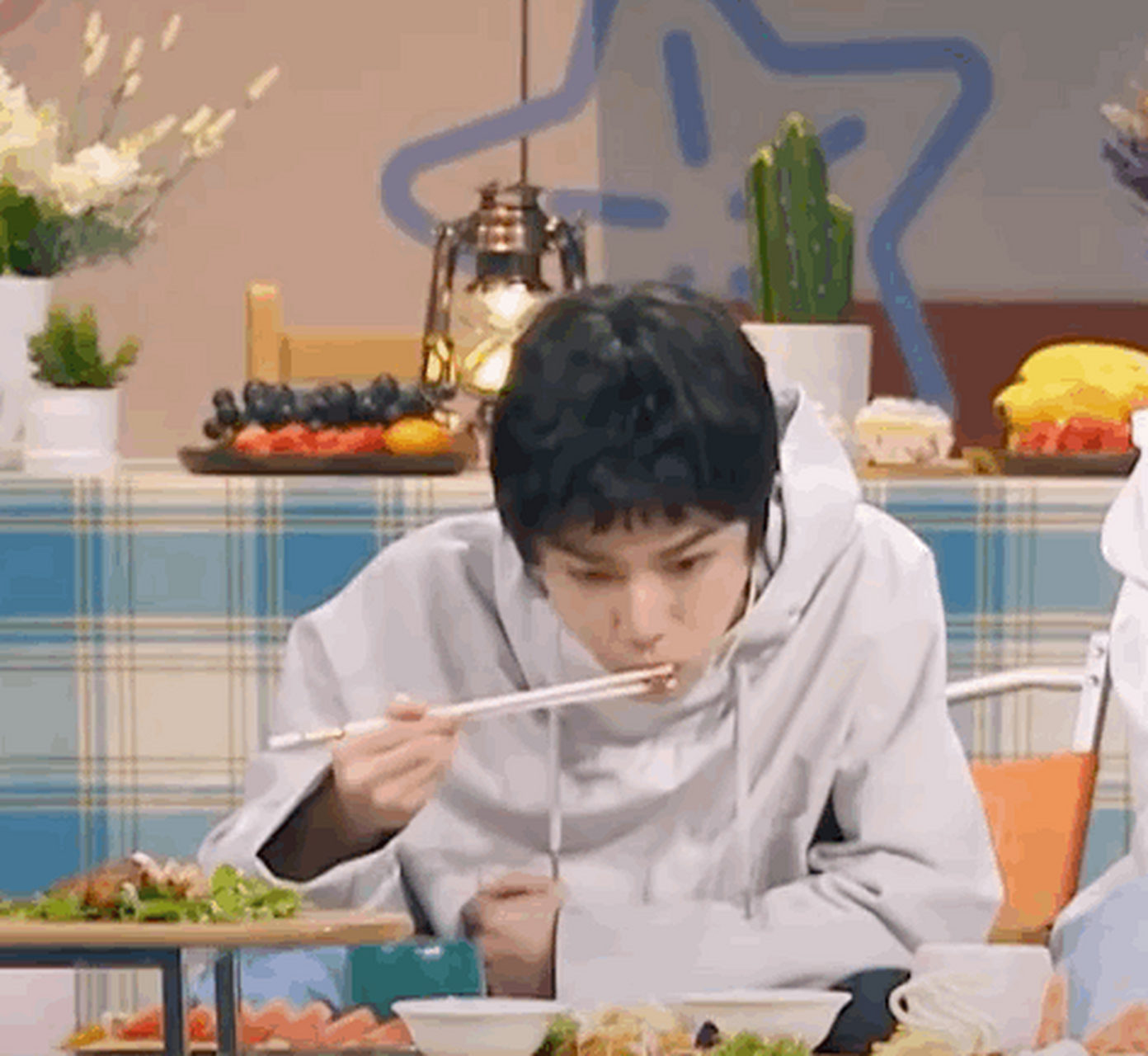 华晨宇吃播来袭,速来围观花花的仓鼠式进食!