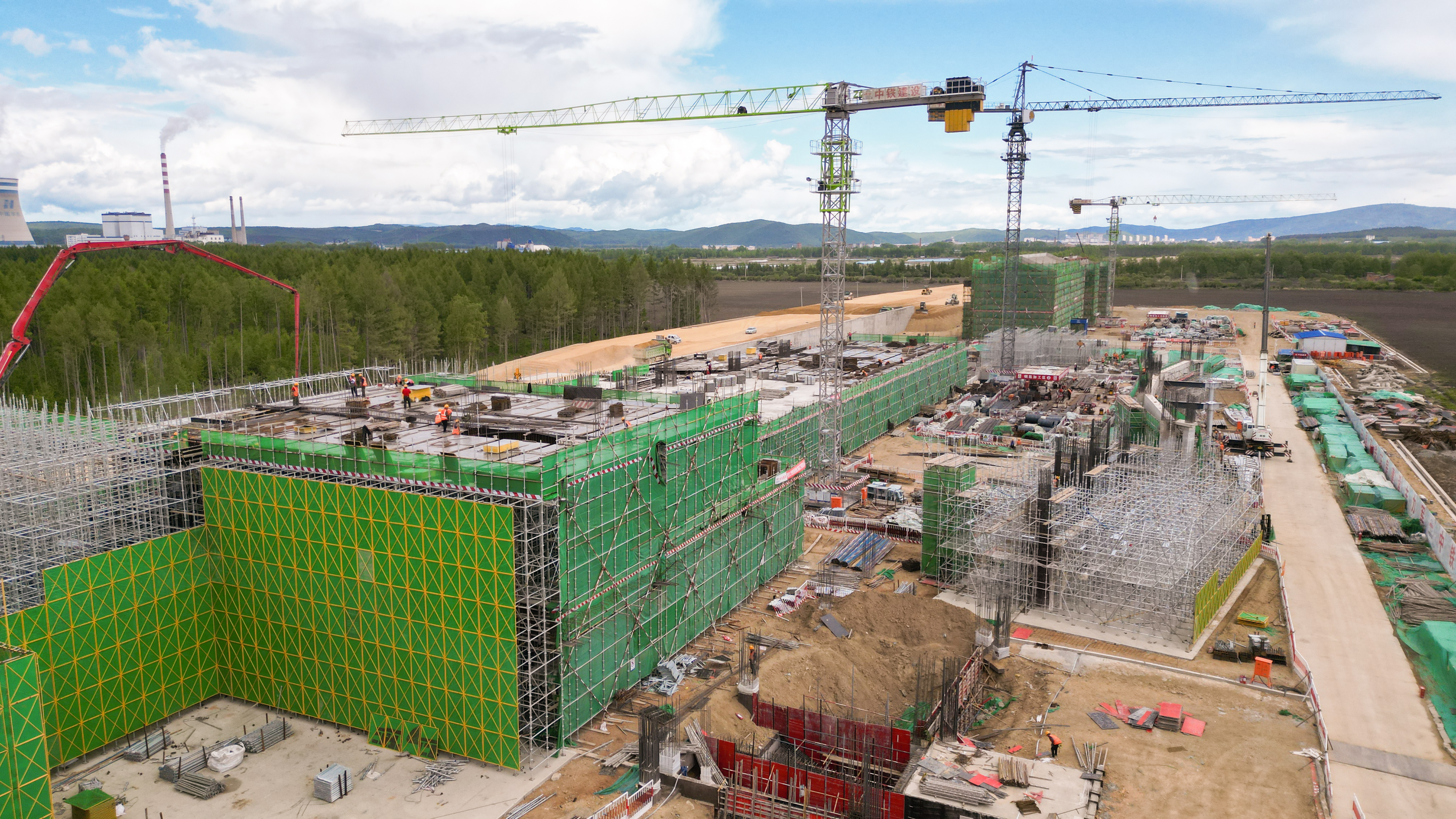 (经济)中国最北高铁站伊春西站主体结构施工火热推进